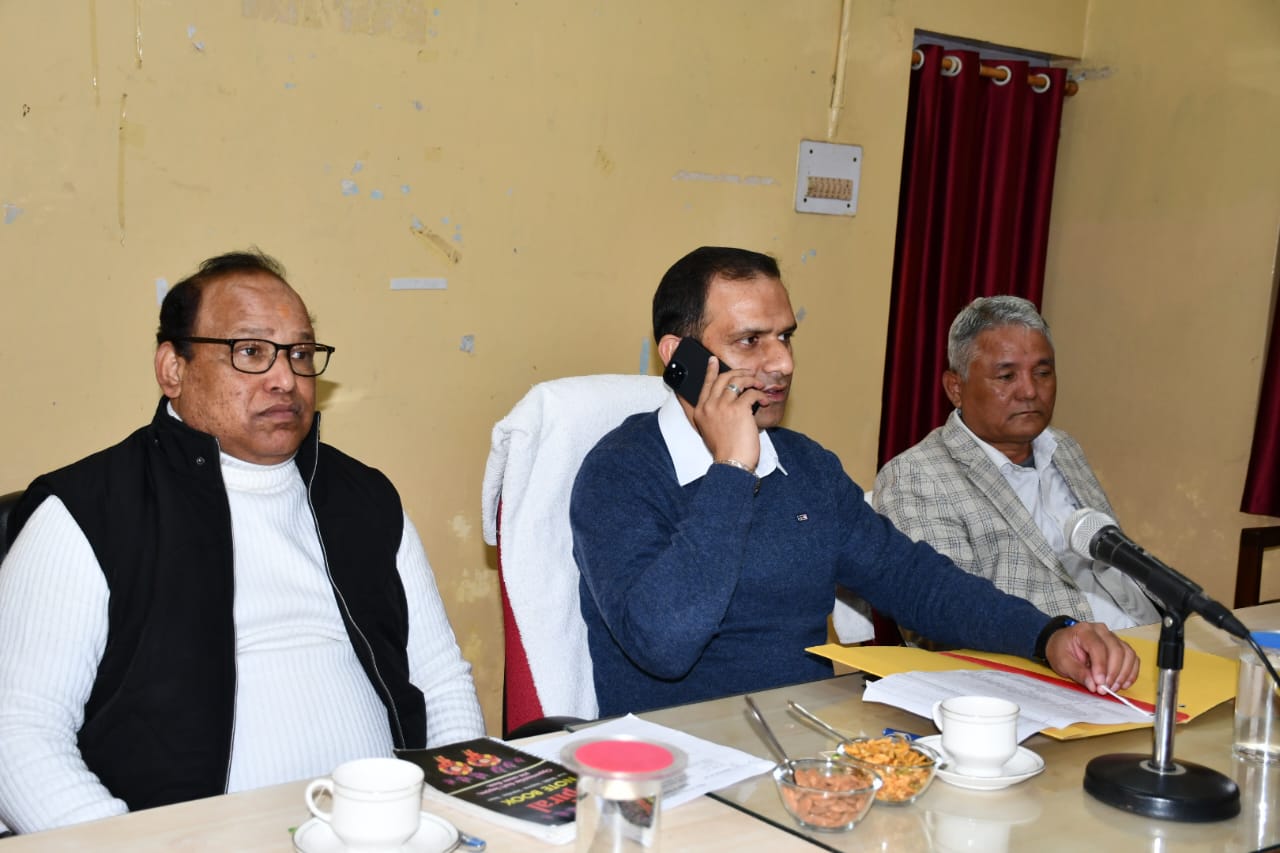 सीएम हेल्पलाइन में दर्ज शिकायत को लेकर शिकायतकर्ता से फोन पर बात करते हुए जिलाधिकारी महोदय
