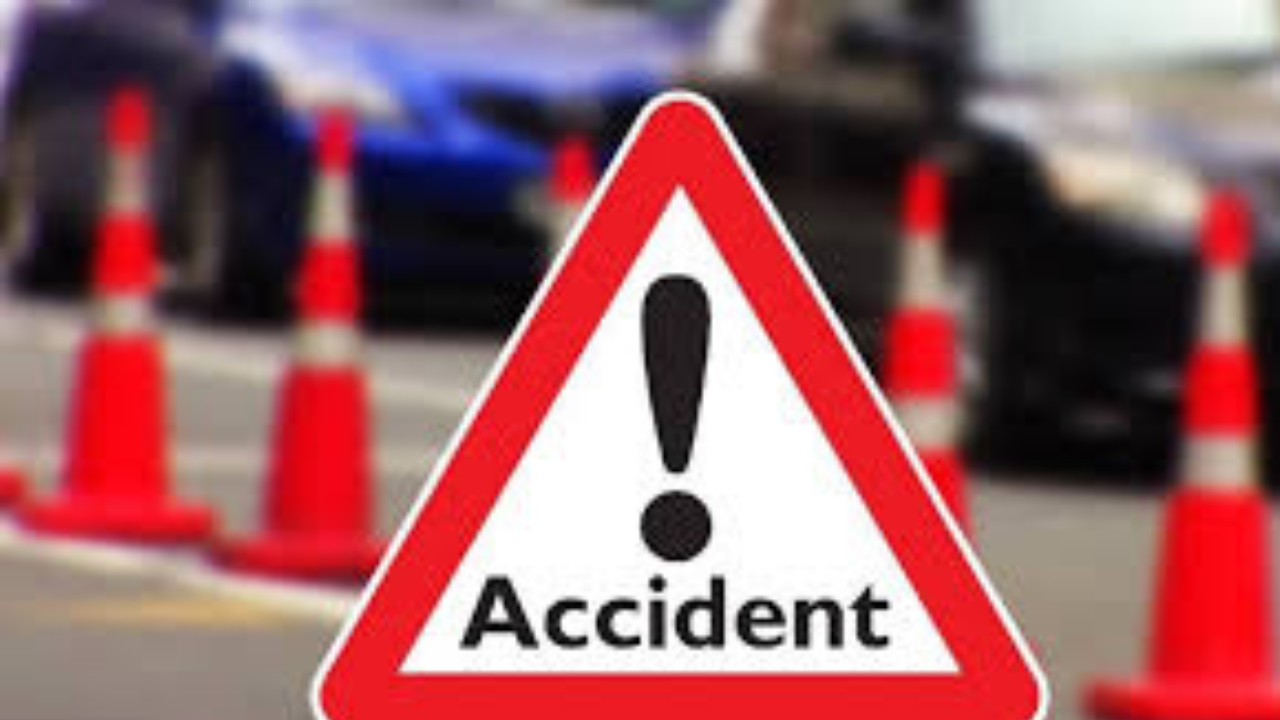 नए साल की रात मातम में बदली, गलत साइड से आई पिकअप ने कार को रौंदा; एक पर्यटक की मौत, चार गंभीर