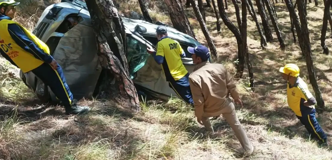 कालीधार बैंड पर दो कारों की भिड़ंत