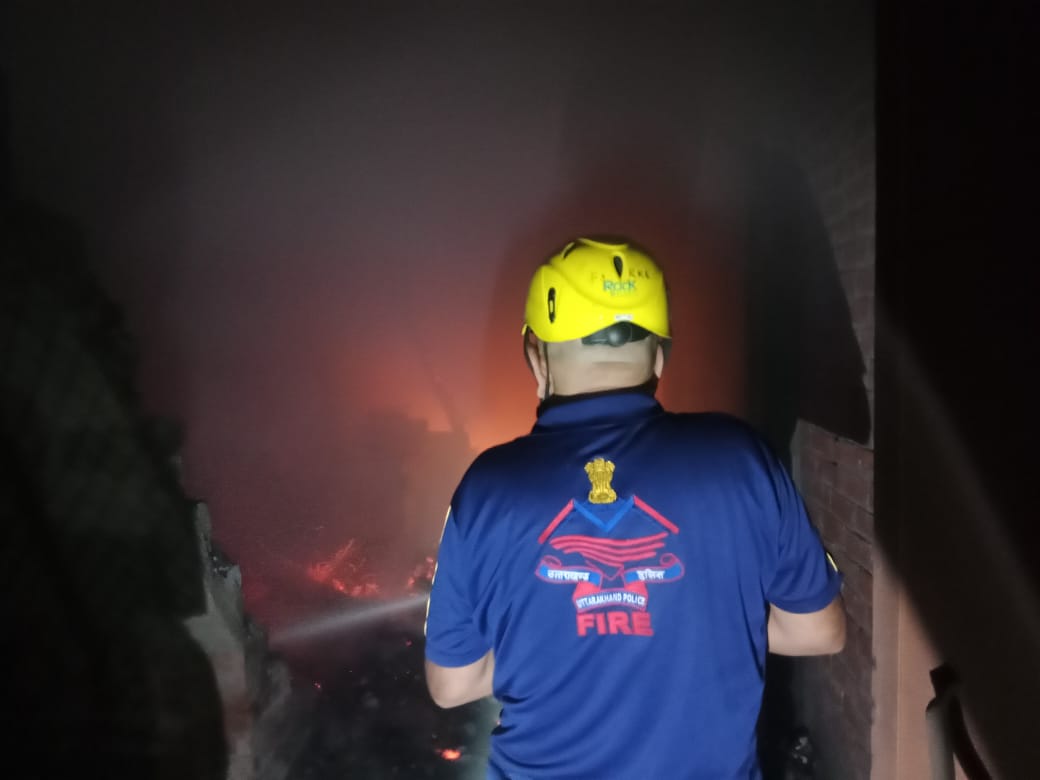 सिगरेट के होलसेल गोदाम में शुक्रवार तड़के भीषण आग