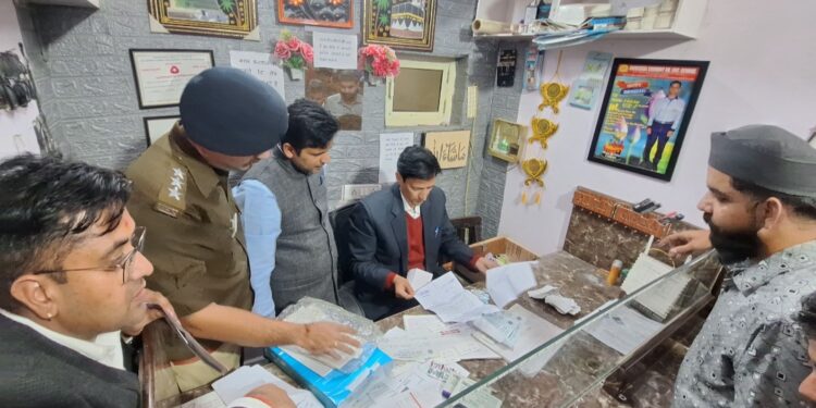 कुमाऊं कमिश्नर दीपक रावत ने बनभूलपुरा सीएससी सेंटर पर फर्जी दस्तावेज़ तैयार करते हुए दस्तावेज़ लेखक को रंगे हाथ पकड़ा।