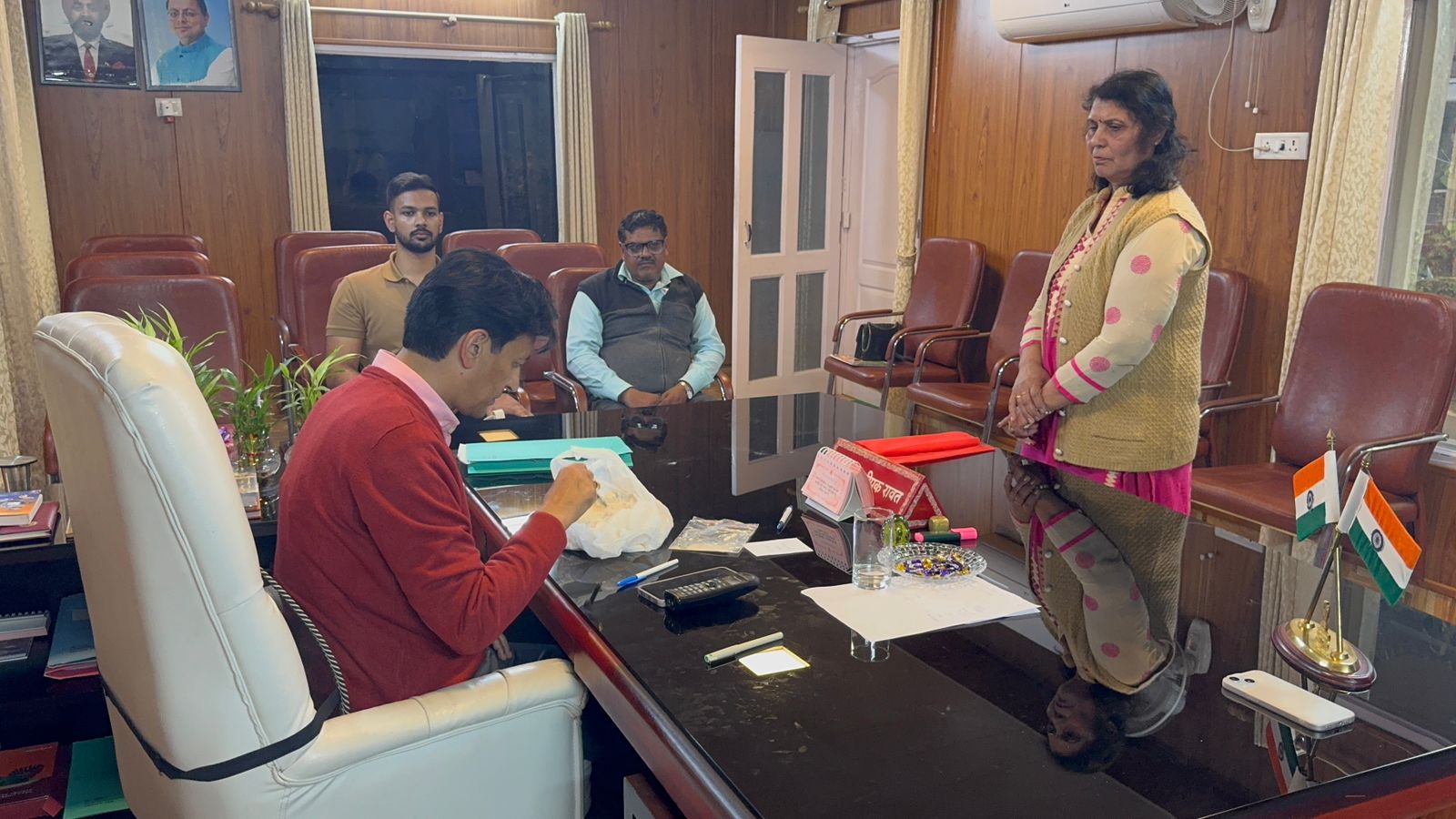 घुन वाला आटा कांड: महिला पहुँची आयुक्त दीपक रावत के पास