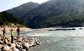 कीर्तिनगर हादसा में अलकनंदा नदी में महिला और युवक बहकर लापता, SDRF खोजबीन में जुटी