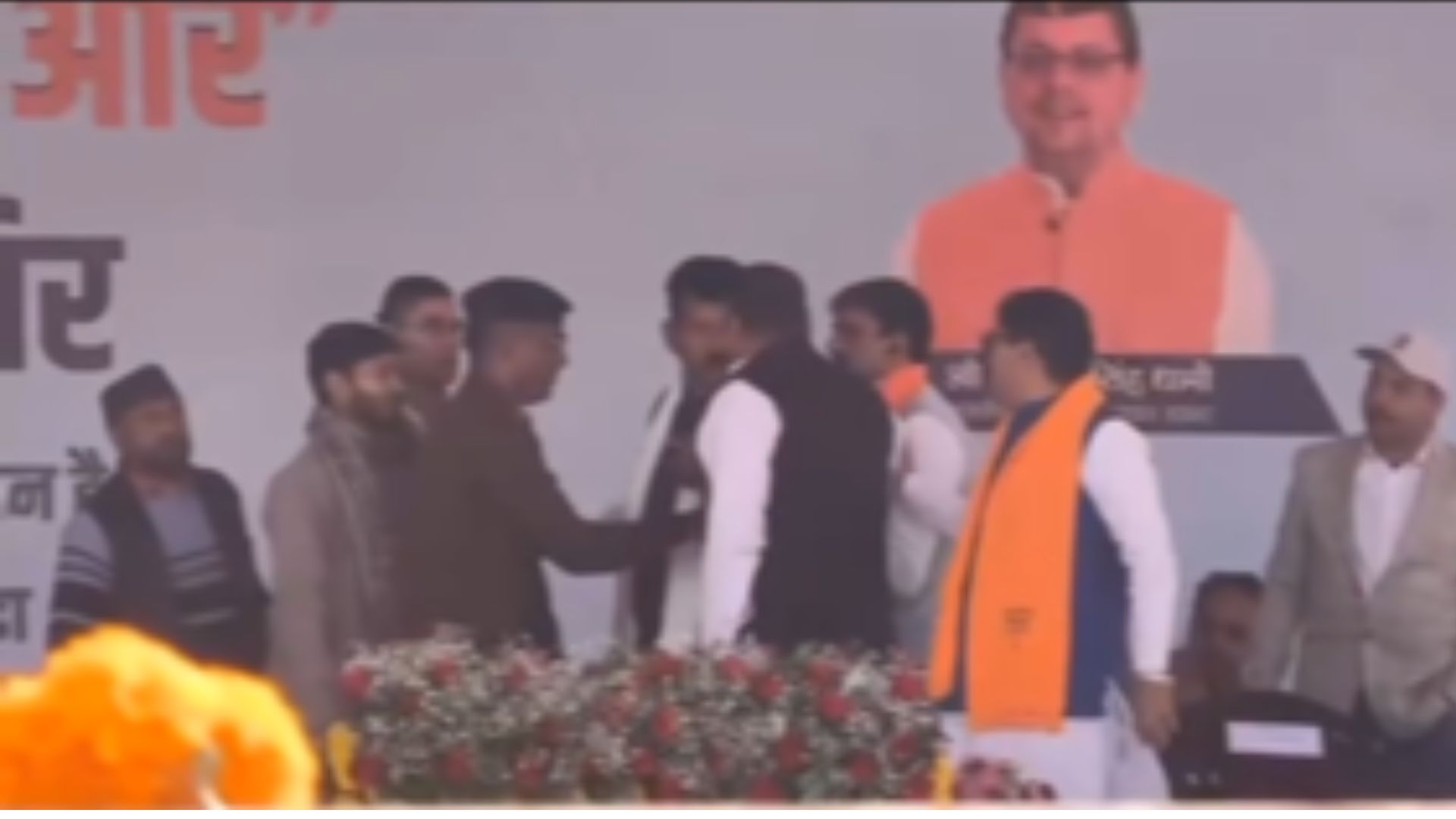 ताड़ीखेत-मंच पर भिड़े दिग्गज नेता