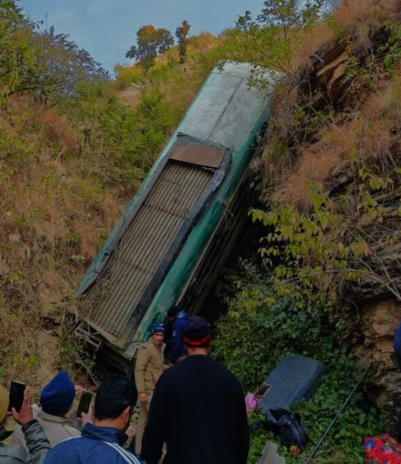 भिकियासैण-विनायक मार्ग पर खाई में गिरी निजी बस, 5 से ज्यादा मौत की आशंका