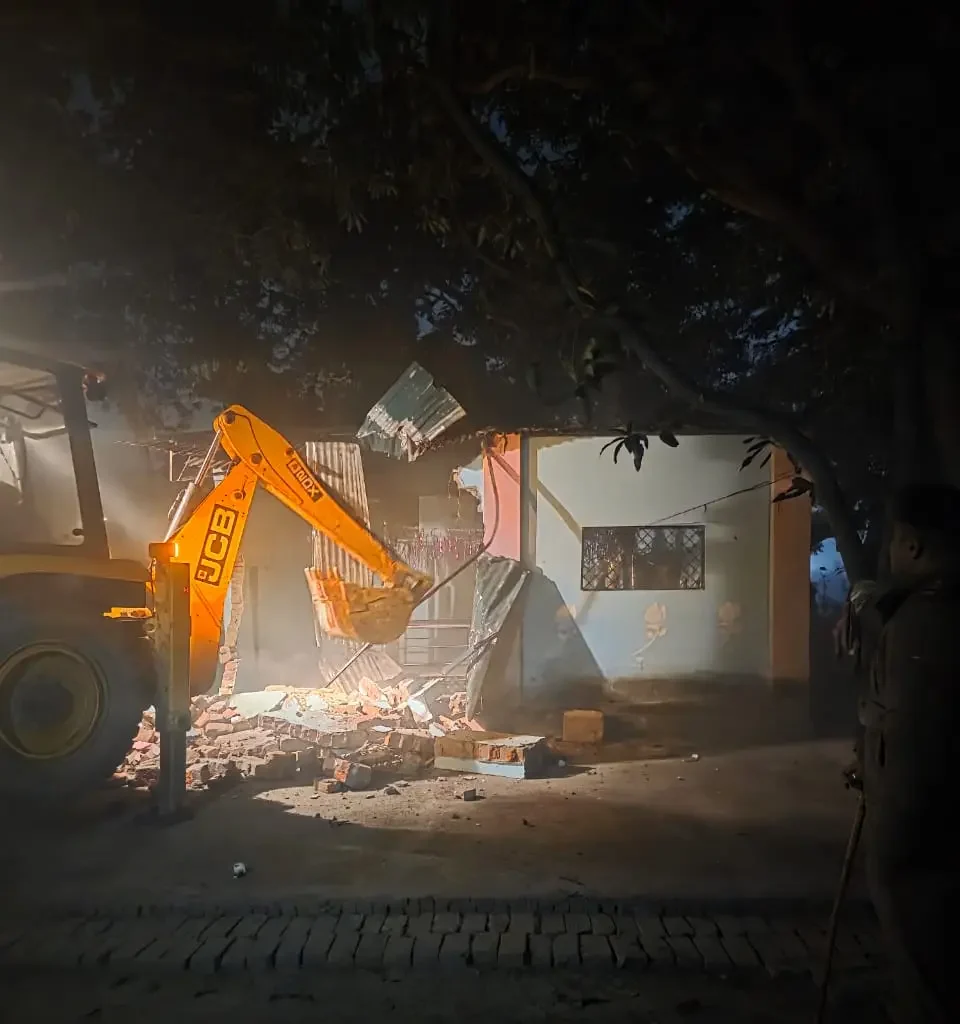 सरकारी बाग से अवैध मजार ध्वस्त