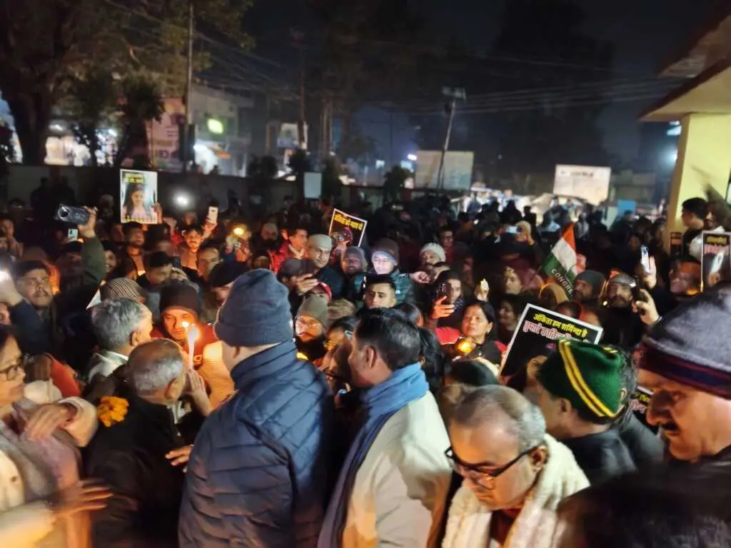 हल्दूचौड़ में कांग्रेस का कैंडल मार्च