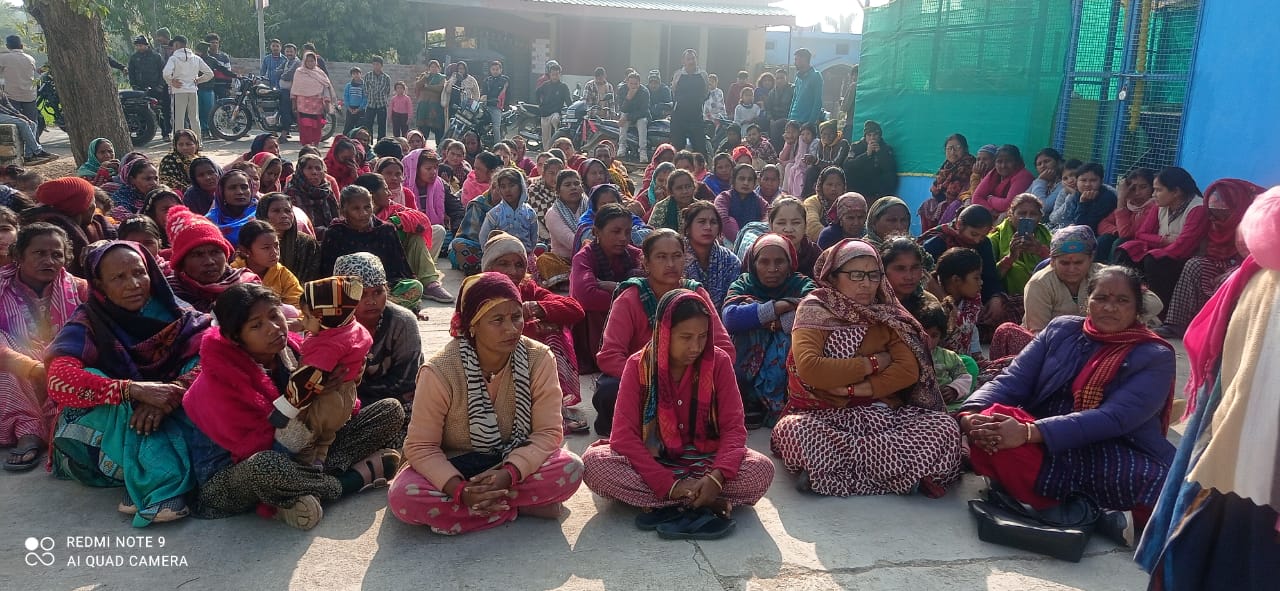 संयुक्त संघर्ष समिति के नेतृत्व में आयोजित बैठक में ग्रामीणों ने कॉर्बेट प्रशासन पर गंभीर आरोप