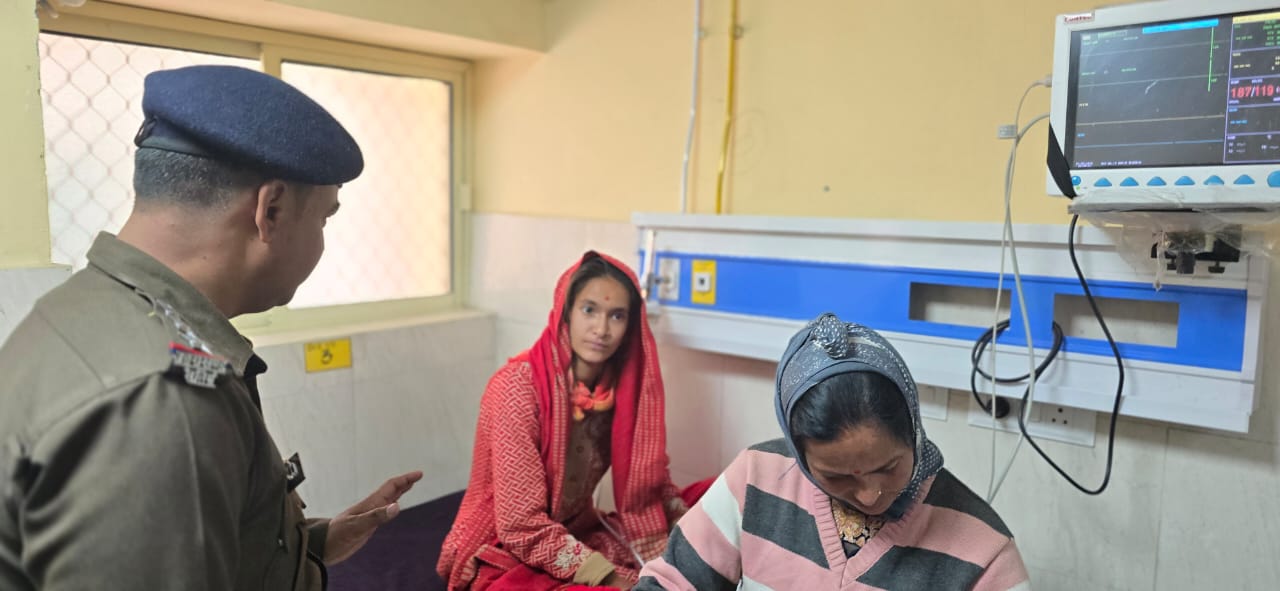 अंगीठी के धुएं से अचेत परिवार