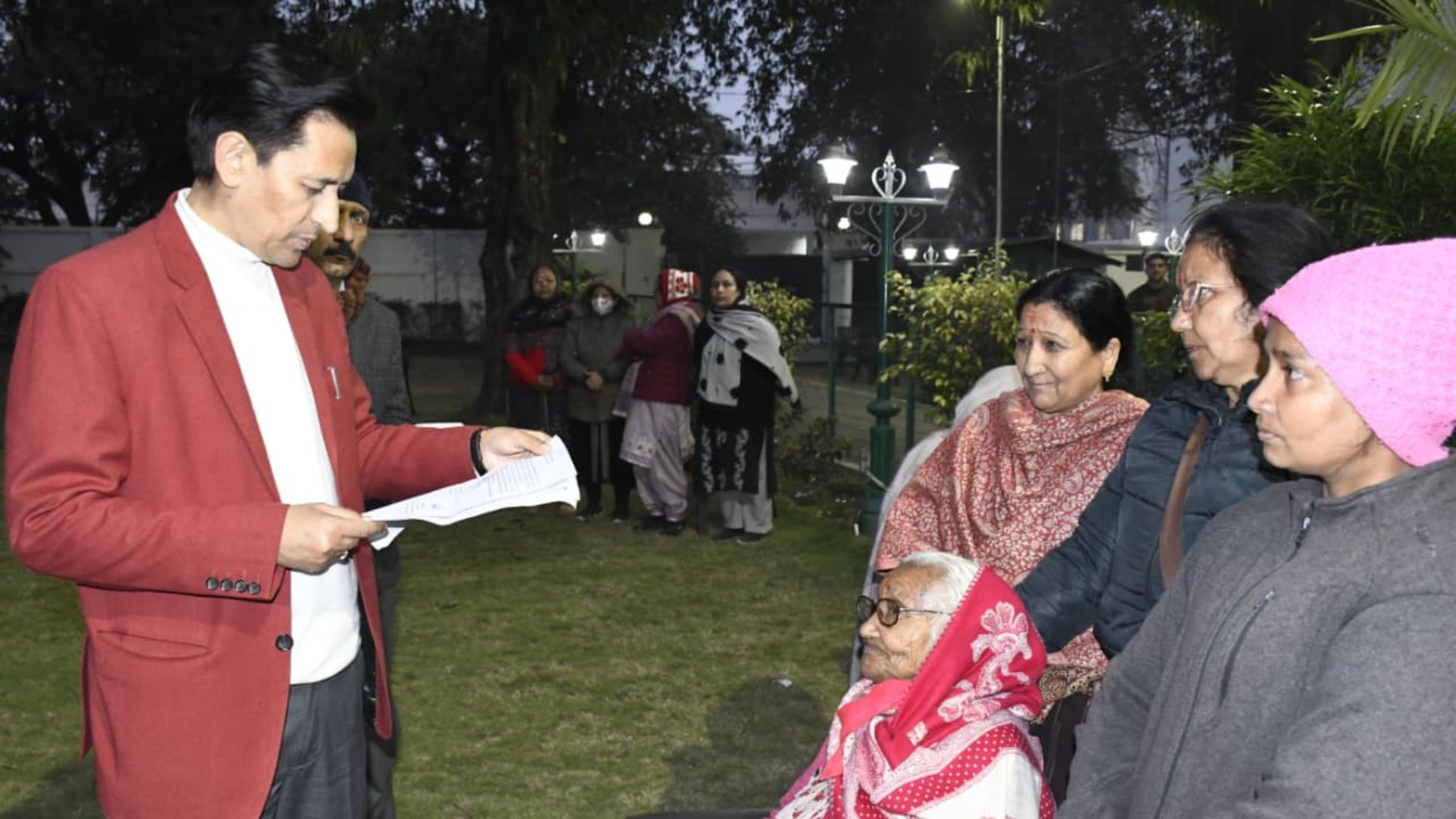 आयुक्तसचिव दीपक रावत के जनता मिलन कार्यक्रम