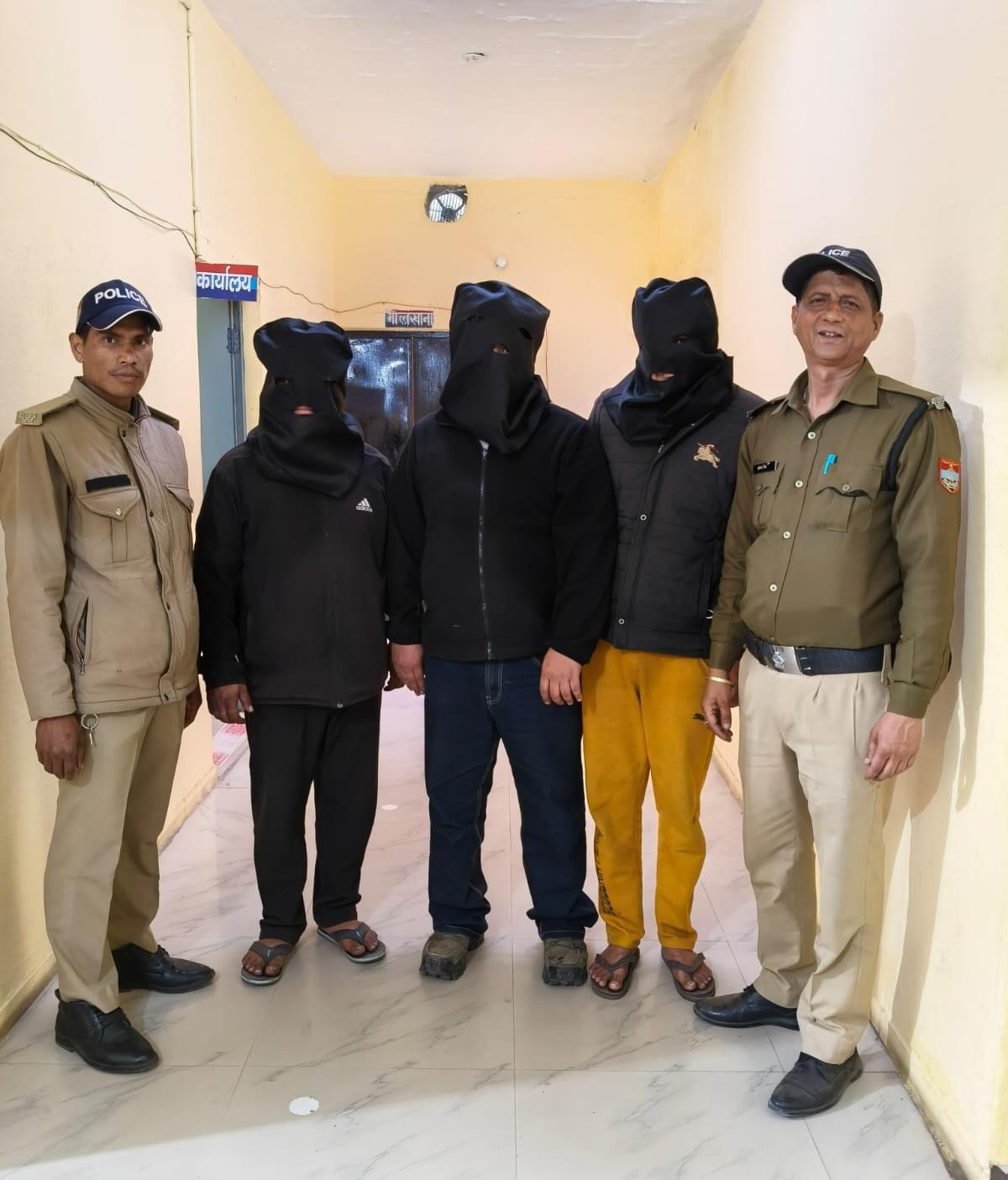 कांच की बोतल से गले पर वार कर युवक को गंभीर