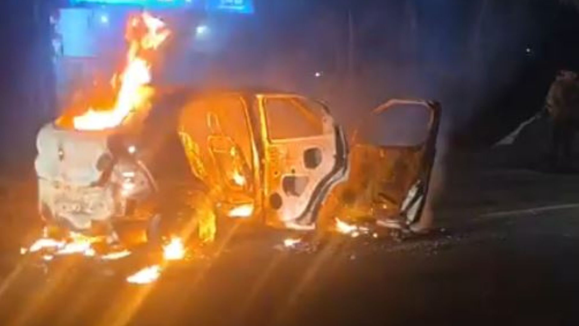 हल्द्वानी के लामाचौड़ में टाटा पंच में लगी भीषण आग