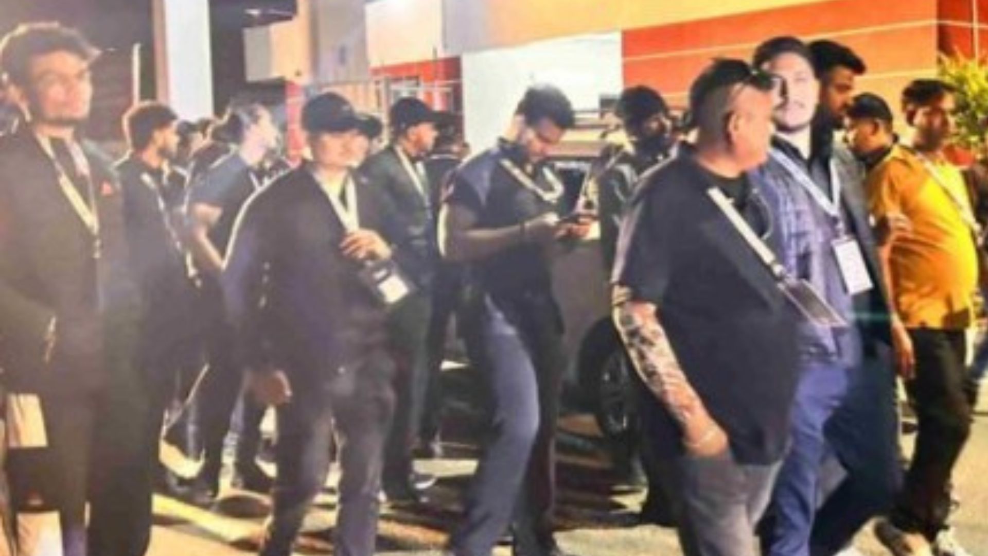 बाउंसरों का हंगामा