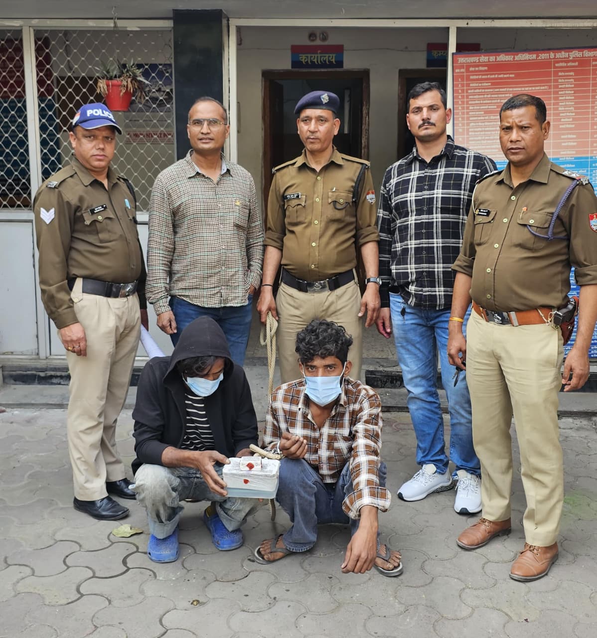 मृत युवक के सामान पर हाथ साफ