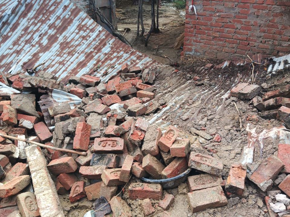 स्कूल की दीवार गिरी