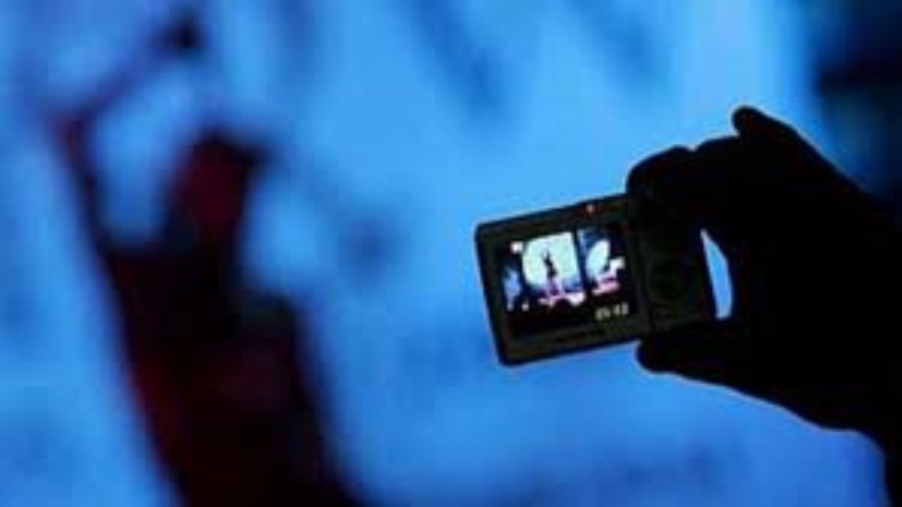 छात्रा का वीडियो बनाकर