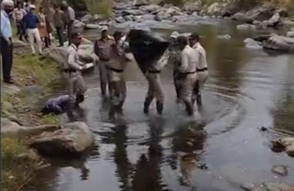 बेटी के शादी कार्ड बांटने निकले