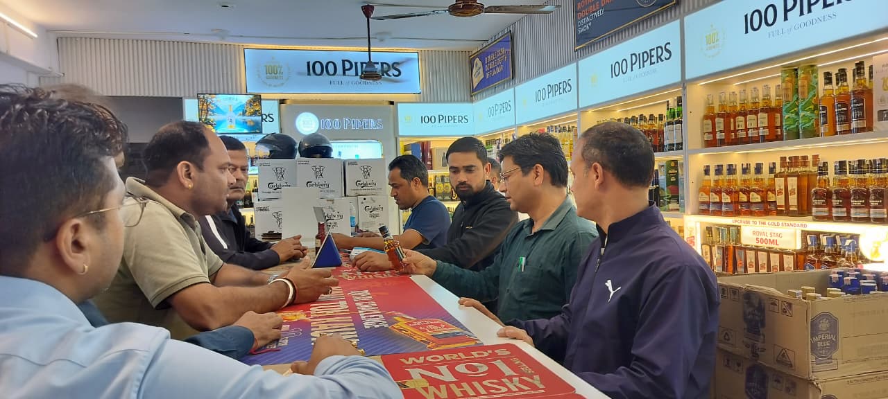 हल्द्वानी न्यूज, शराब दुकान छापा, ओवररेटिंग मामला, हल्द्वानी प्रशासन कार्रवाई, विदेशी मदिरा दुकान जांच, नैनीताल न्यूज, उत्तराखंड खबर, शराब दुकानों की जांच, DM हल्द्वानी, सिटी मजिस्ट्रेट कार्रवाई, liquor shop raid haldwani, overpricing liquor Uttarakhand