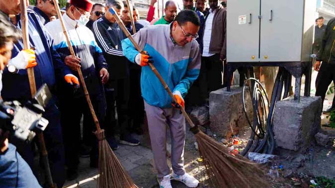 स्वच्छता अभियान में उतरे सीएम धामी