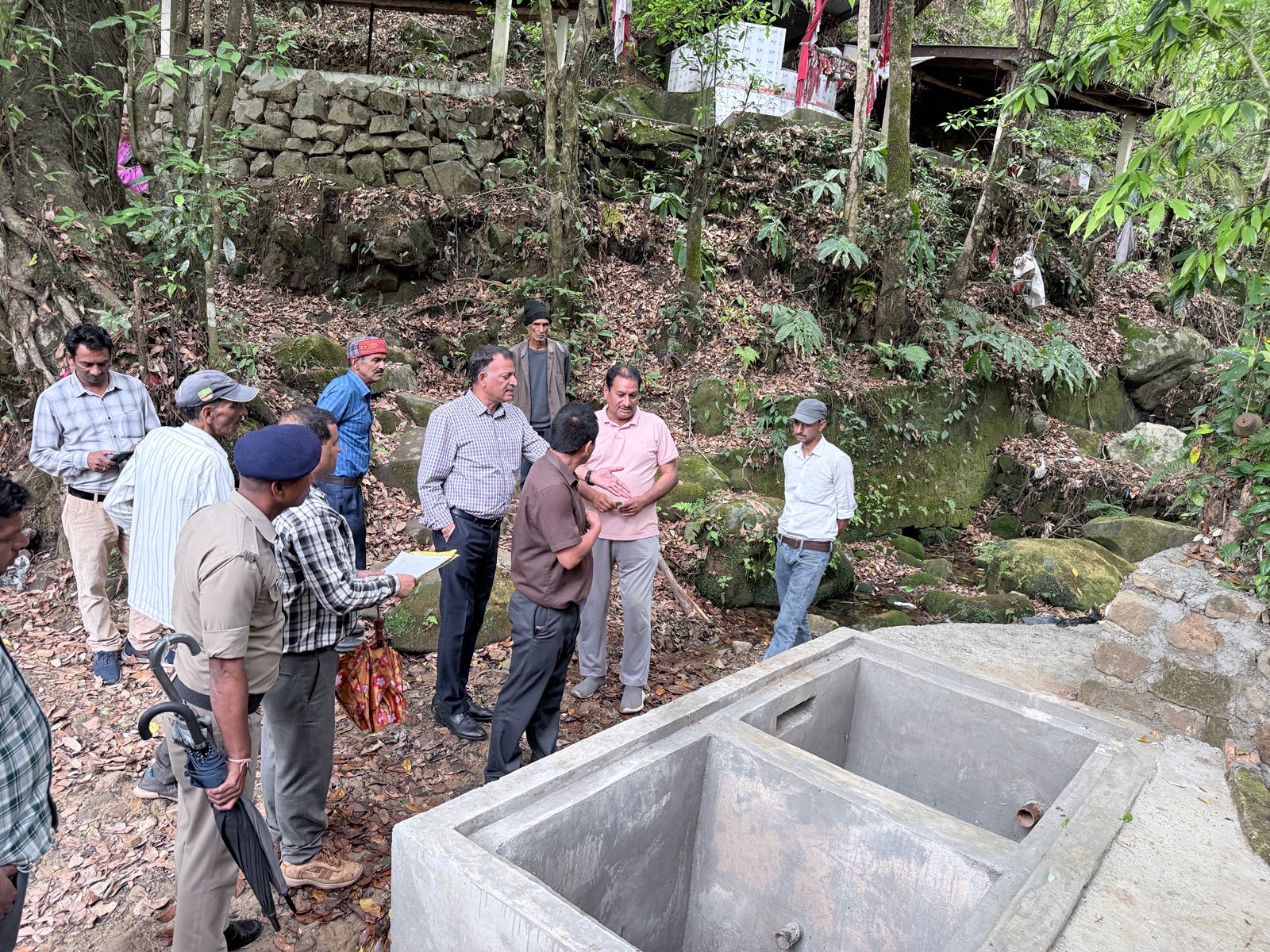 मुख्य विकास अधिकारी ने किया बसगांव पेयजल योजना का निरीक्षण, ग्रामीणों की आपत्तियों का मौके पर किया समाधान