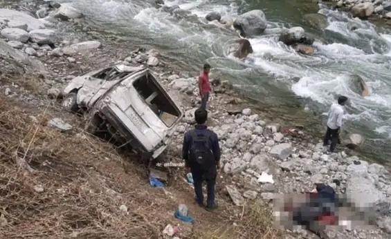 चमोली के देवाल-लोहाजंग मार्ग पर ल्वाणी के पास खाई में गिरी ईको कार का रेस्क्यू करती डीडीआरएफ और पुलिस टीम