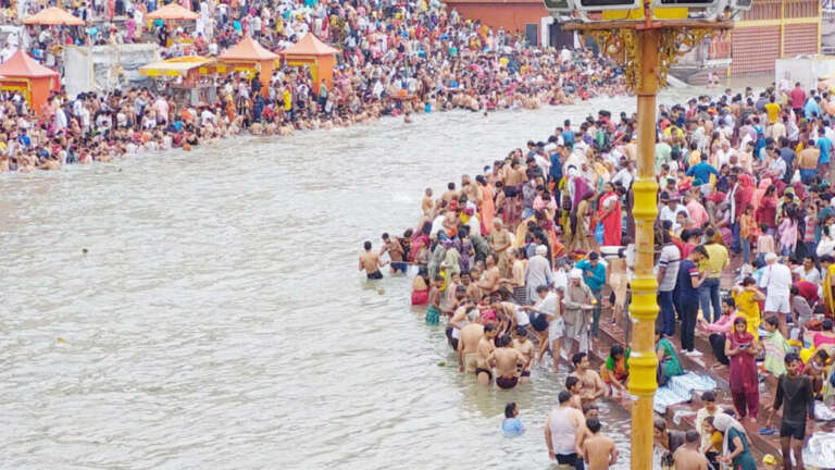 गंगा दशहरा के अवसर पर हर की पैड़ी हरिद्वार में श्रद्धालुओं की भारी भीड़