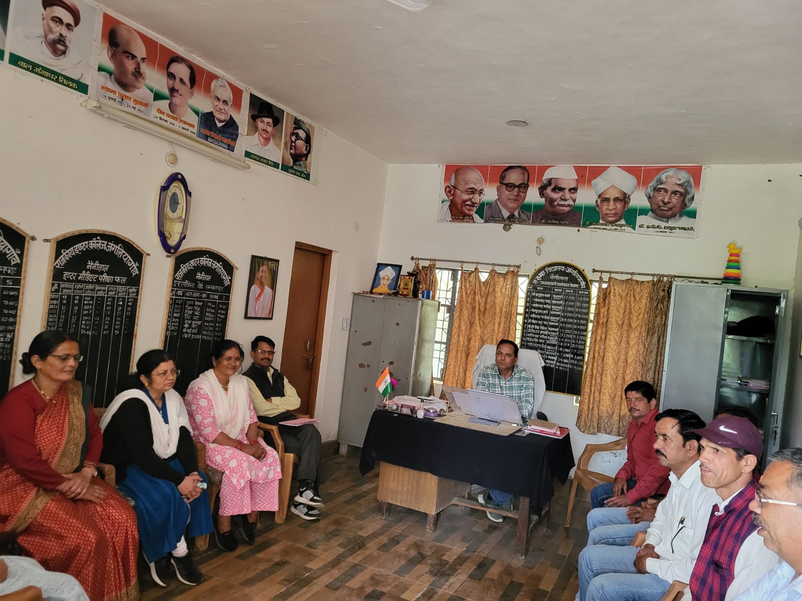 राजकीय इंटर कॉलेज जंगलियागांव में वार्षिकोत्सव की तैयारियों को लेकर बैठक करते ग्राम प्रधान व विद्यालय स्टाफ