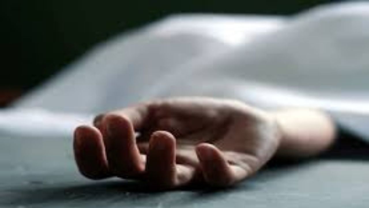 हल्द्वानी के होटल नंदी में युवक का शव मिलने के बाद जांच करती पुलिस