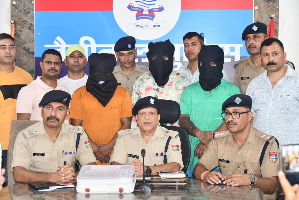 हल्द्वानी में IPL सट्टा गैंग का भंडाफोड़ करते हुए पुलिस ने तीन आरोपियों को गिरफ्तार किया