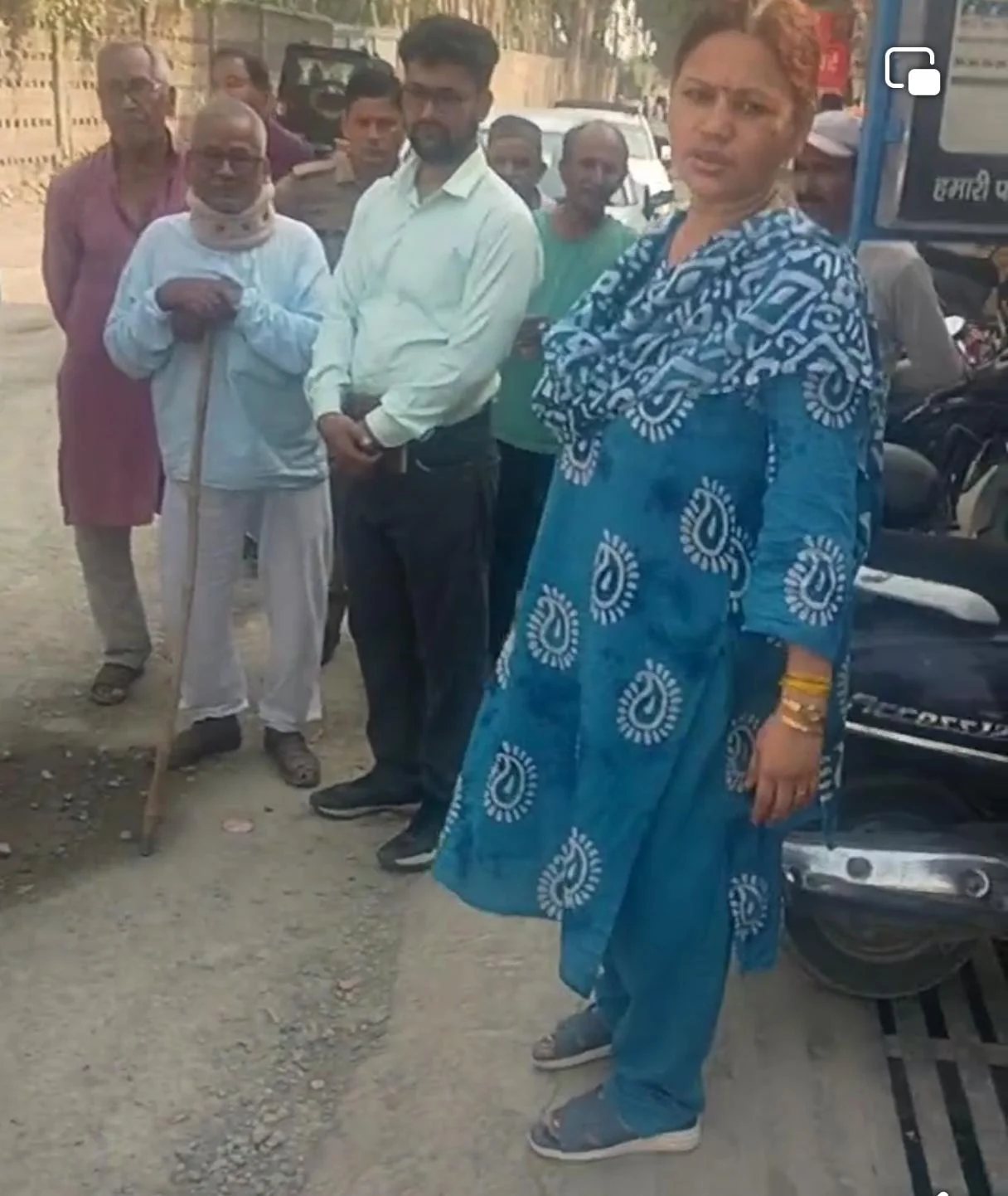 मोतीनगर में स्टोन क्रशर द्वारा नहर और रास्ता रोकने के खिलाफ ग्रामीणों का प्रदर्शन