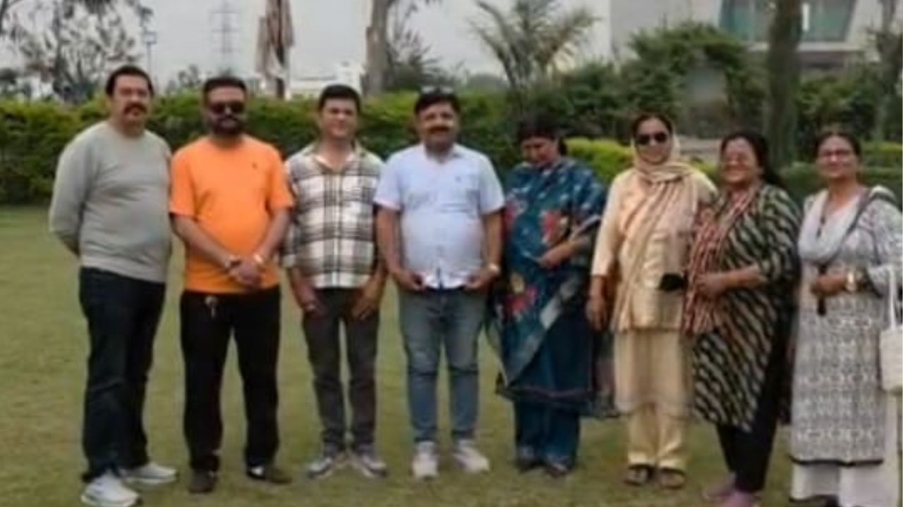 Sashakt Ekta Udyog Vyapar Mandal members protesting against LPG price hike in Haldwani