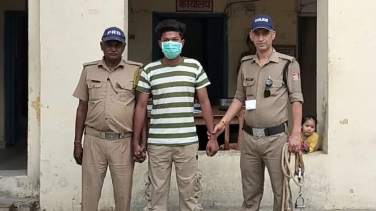 हरिद्वार पुलिस की गिरफ्त में पिल्ला गैंग का आरोपी और सीज की गई बाइकें।