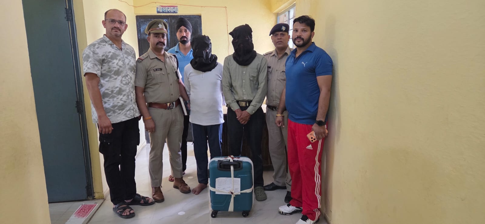 नैनीताल पुलिस टीम बरामद 5 किलो चरस और गिरफ्तार तस्करों के साथ