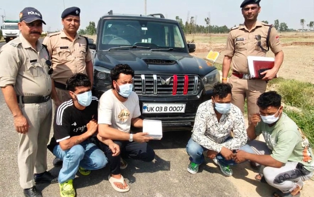 खटीमा पुलिस द्वारा 580 ग्राम चरस के साथ गिरफ्तार किए गए चार तस्कर और बरामद स्कॉर्पियो