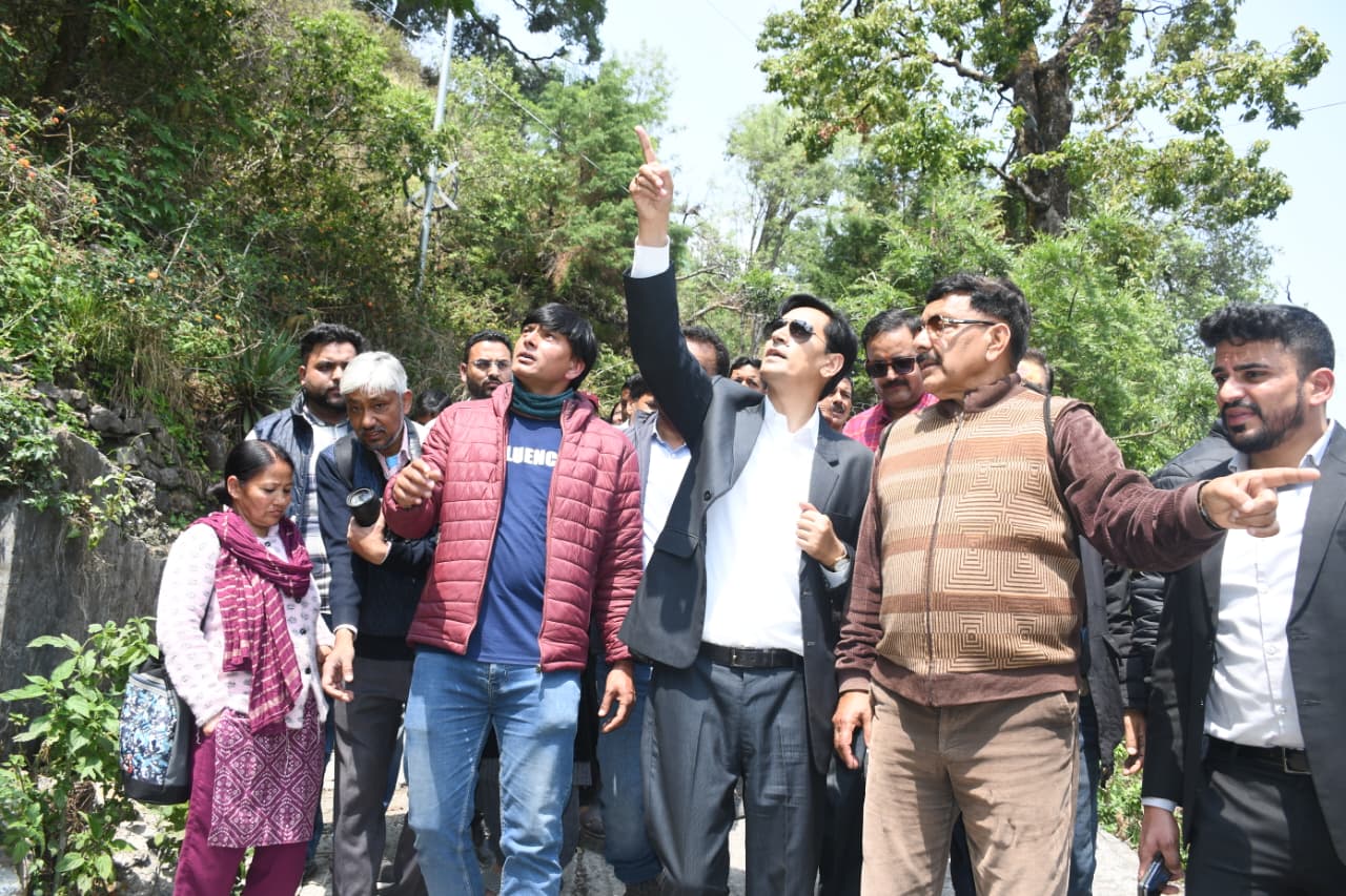 नैनीताल के कृष्णापुर क्षेत्र में भूस्खलन प्रभावित पहाड़ी का निरीक्षण करते कुमाऊं आयुक्त दीपक रावत और प्रशासनिक अधिकारी।