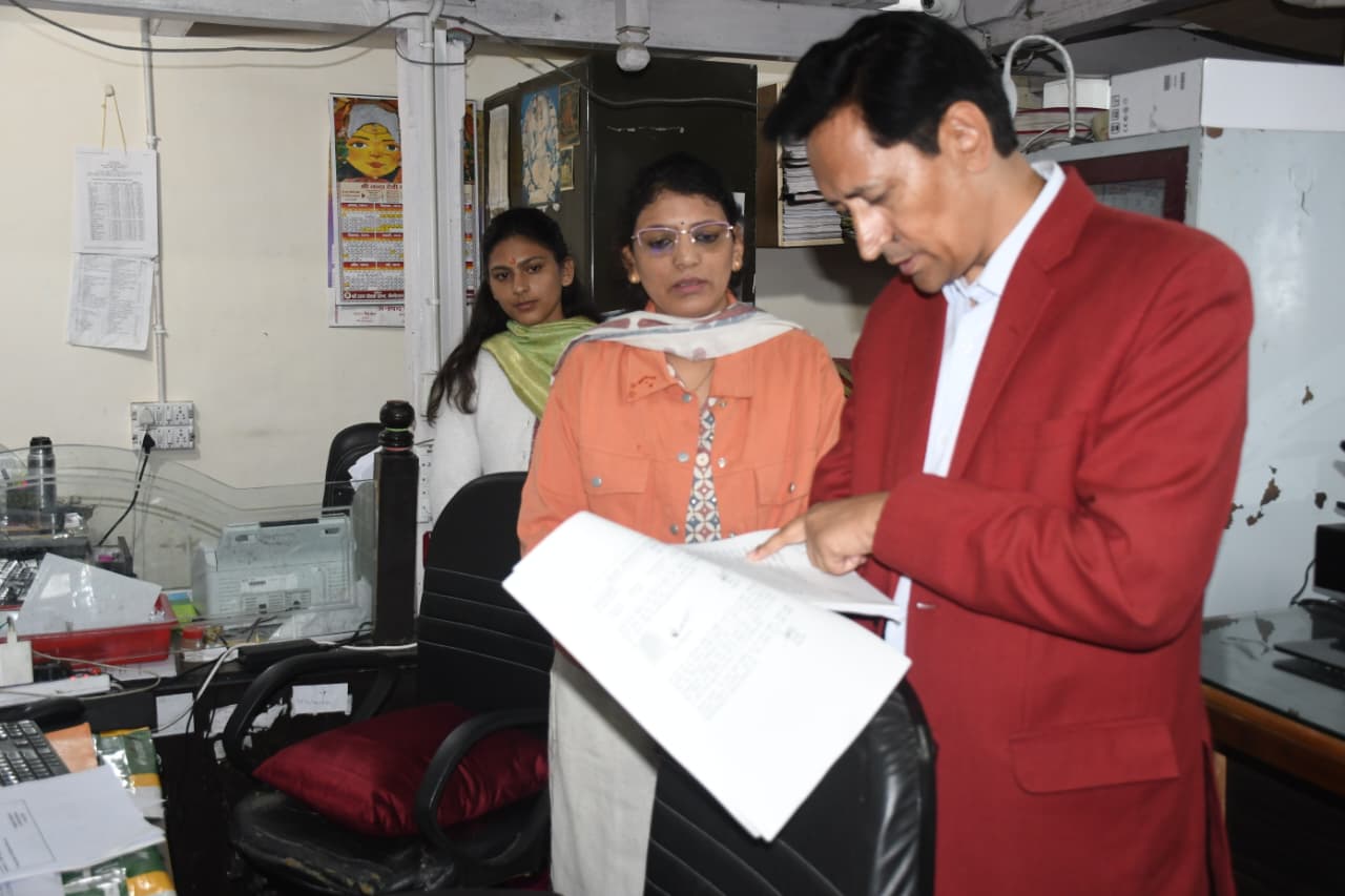 नैनीताल: कुमाऊं आयुक्त दीपक रावत का तहसील में छापा, लापरवाह अधिकारियों और पटवारियों पर गिरी गाज