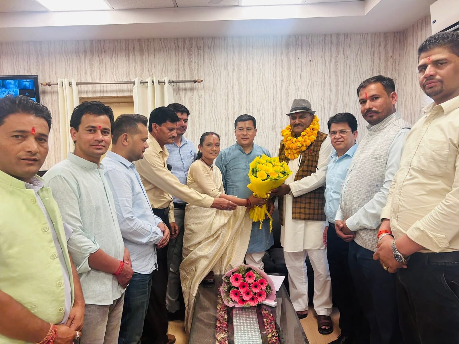 उत्तराखंड राज्य किसान आयोग के सदस्य का कार्यभार ग्रहण करते वरिष्ठ भाजपा नेता कुंदन रैखोला
