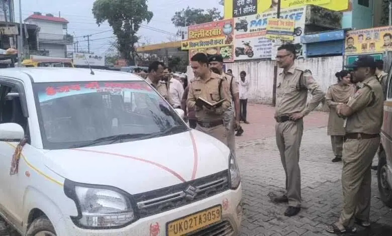 लालकुआं टैक्सी स्टैंड का दृश्य जहाँ पुलिस और फॉरेंसिक टीम जांच कर रही है