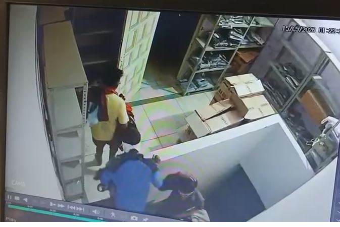 बाजार में चोरी के बाद व्यापारियों का प्रदर्शन और पुलिस जांच