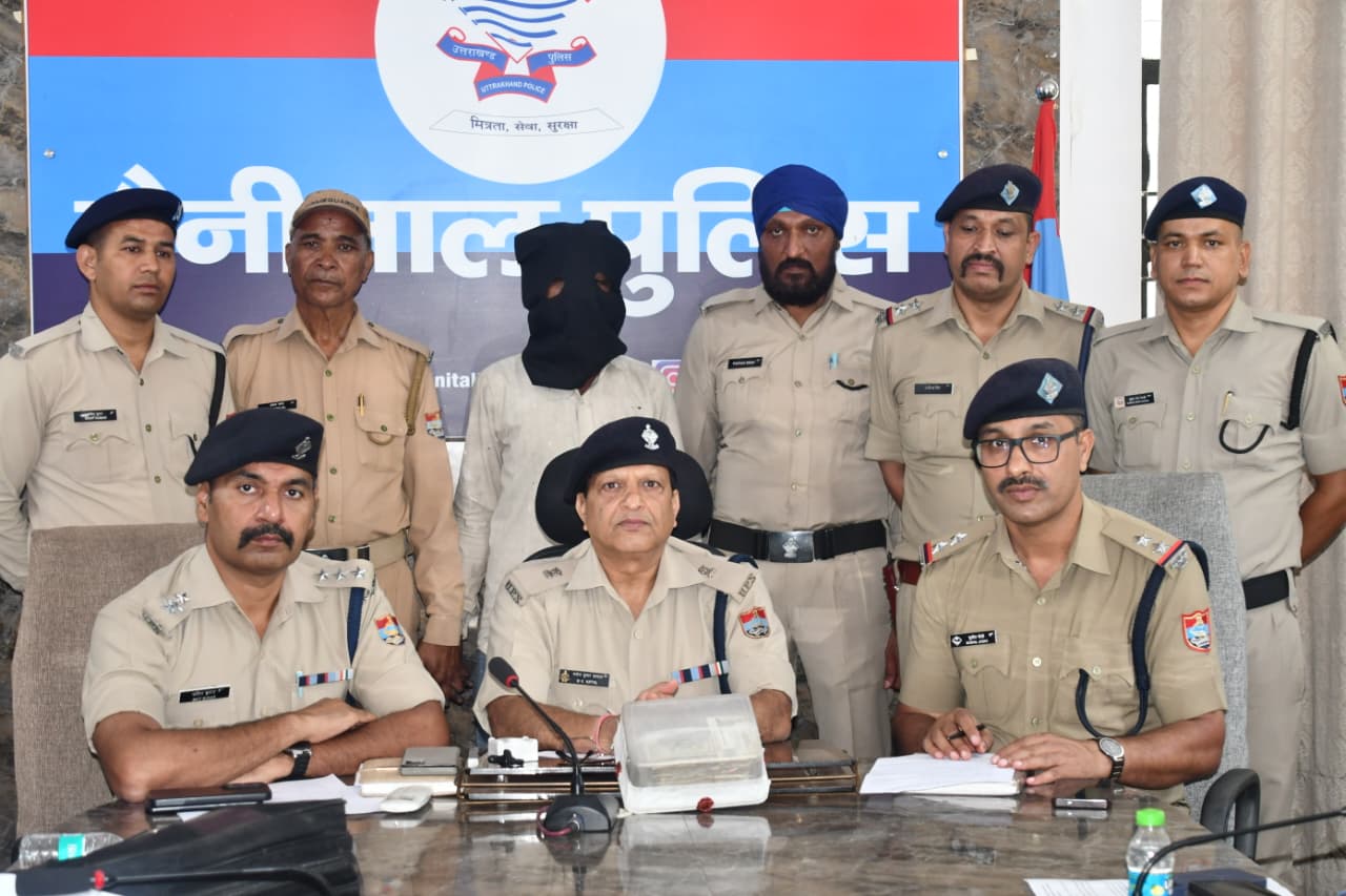 हल्द्वानी के मुखानी में कार्यालय का ताला तोड़कर लाखों की चोरी करने वाले आरोपी को गिरफ्तार कर ले जाती पुलिस