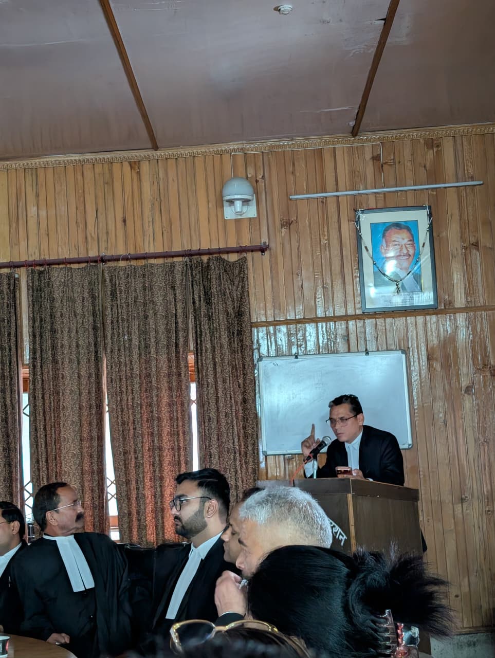 नैनीताल हाईकोर्ट बार एसोसिएशन सभागार में आंध्र प्रदेश की घटना के विरोध में बैठक करते पदाधिकारी और अधिवक्ता
