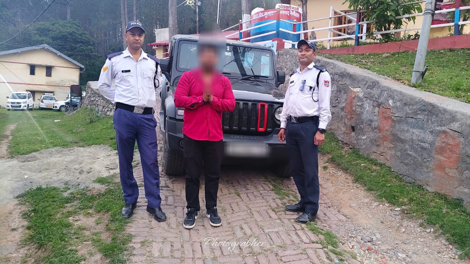कैंची धाम मार्ग पर थार के बोनट पर बैठकर स्टंट करते युवक पर पुलिस की कार्रवाई