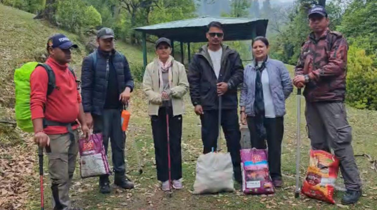 पिंडारी ट्रैक पर वन विभाग और पर्यटकों ने चलाया सफाई अभियान