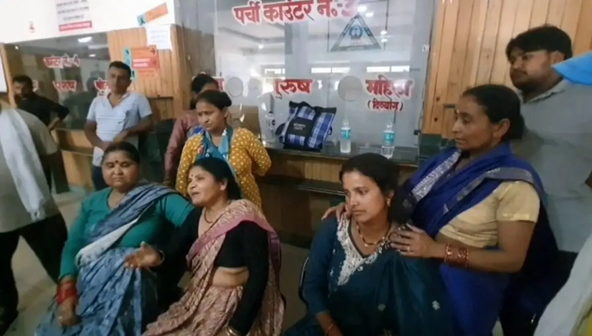 रामनगर सरकारी अस्पताल में संविदा कर्मी की मौत के बाद जमा भीड़