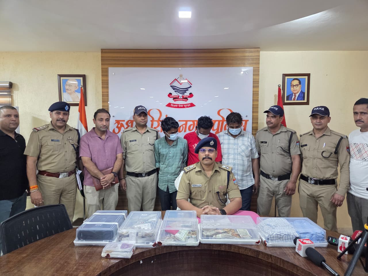 एसएसपी अजय गणपति और किच्छा पुलिस टीम बरामद लाखों के जेवरात और गिरफ्तार चोरों के साथ