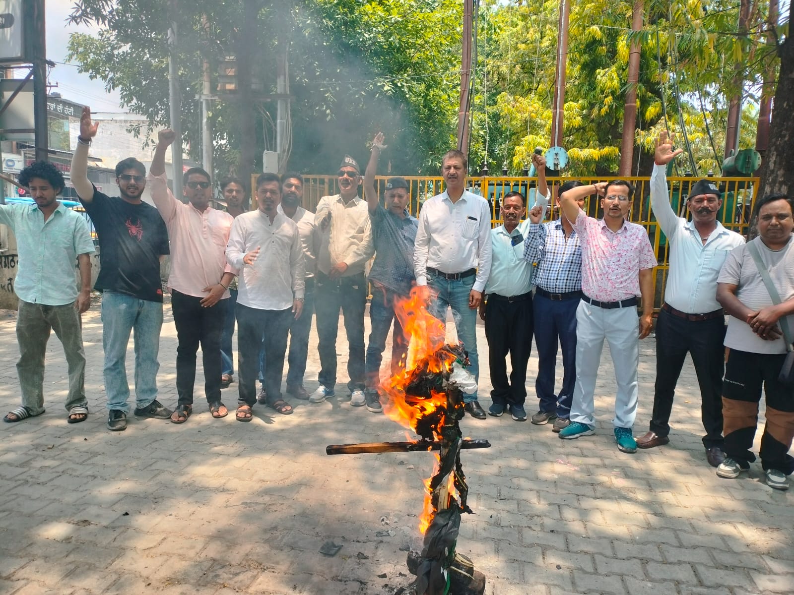 हल्द्वानी में गरजे यूकेडी कार्यकर्ता: चंपावत घटना के विरोध में फूंका सरकार का पुतला; न्यायिक जांच की मांग।