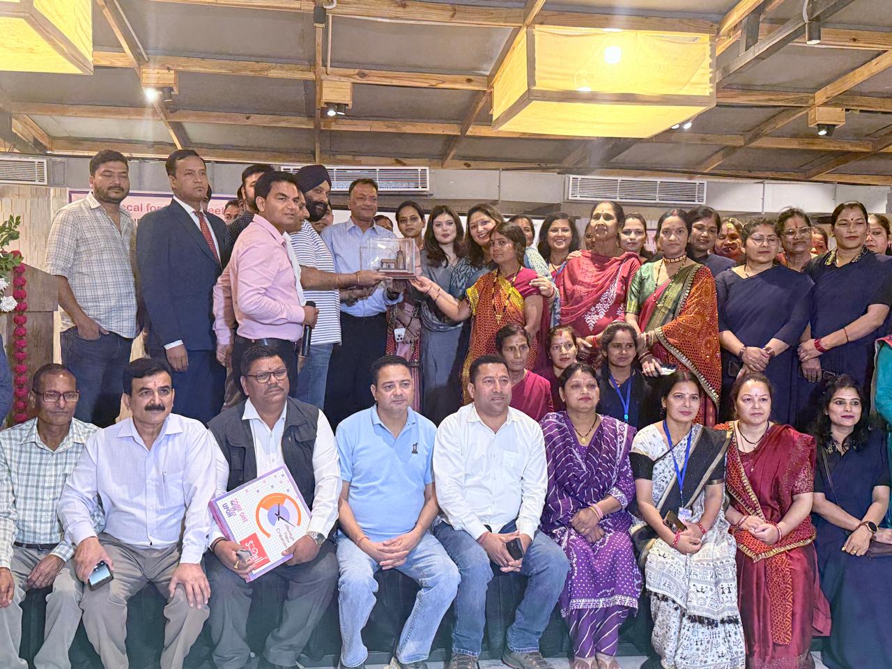 रामनगर में वोकल फॉर लोकल मीट के दौरान स्टॉलों का निरीक्षण करते मुख्य विकास अधिकारी और अधिकारीगण।