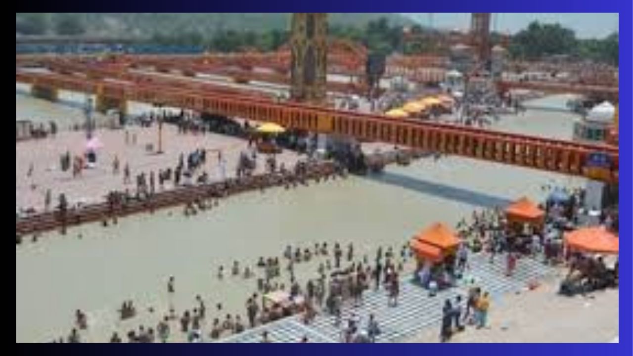 हरिद्वार के विष्णुघाट से पांच माह की बच्ची चोरी होने के बाद सीसीटीवी फुटेज खंगालती पुलिस टीम