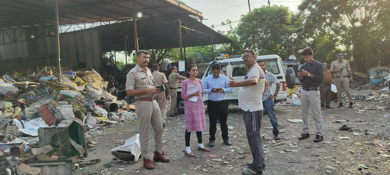 नैनीताल जिला प्रशासन और अग्निशमन विभाग की टीम हल्द्वानी में एनएच मार्ट और रूद्रा ट्रेडर्स का संयुक्त निरीक्षण करते हुए