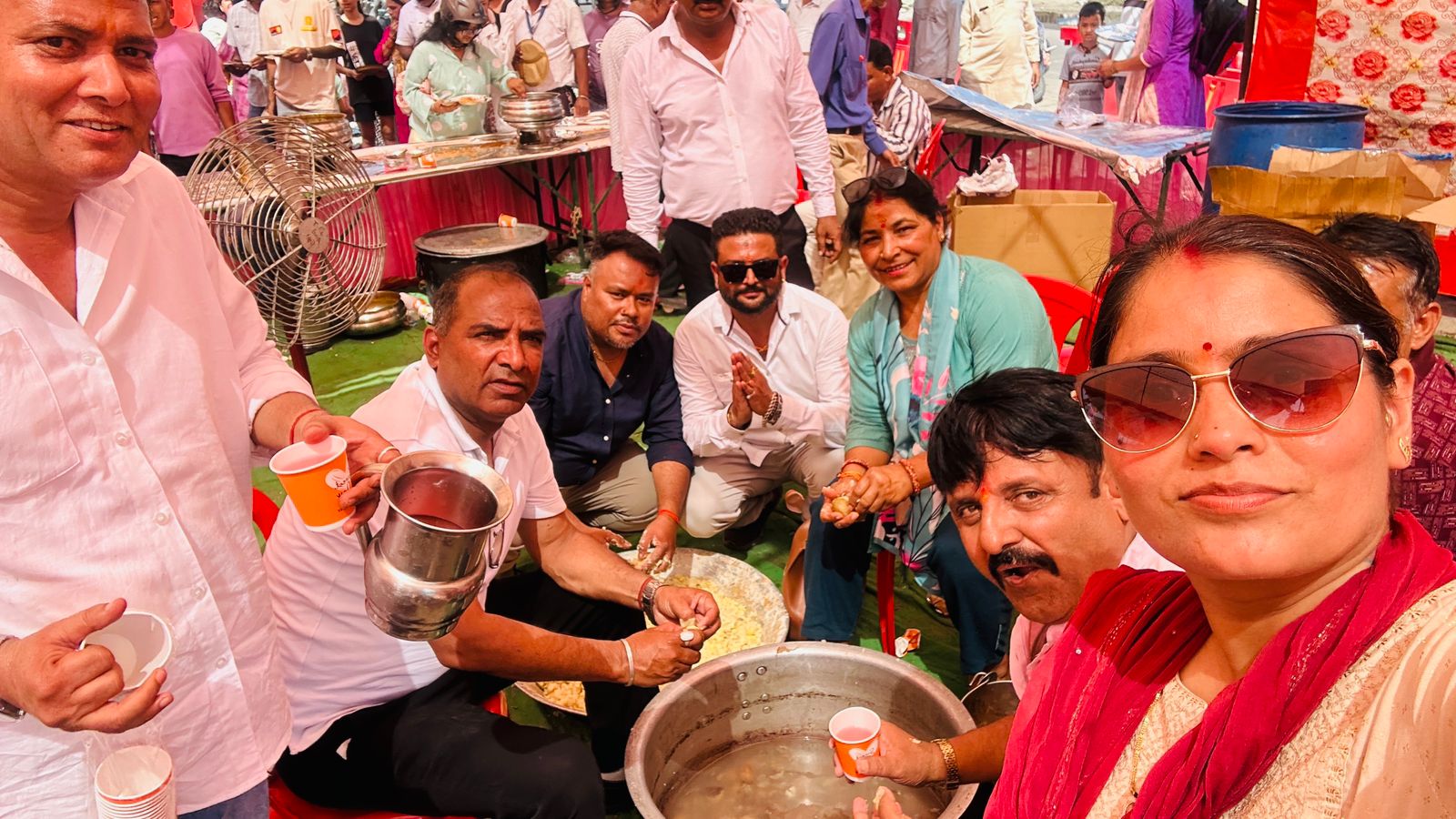 हल्द्वानी के कुसमखेड़ा चौराहे पर बाबा नीम करौली जी के स्थापना दिवस पर भंडारे में प्रसाद ग्रहण करते श्रद्धालु